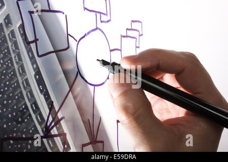 Disegna a mano uno schema su un vetro trasparente Foto Stock