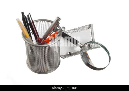Cestello con matite e penne isolati su sfondo bianco Foto Stock