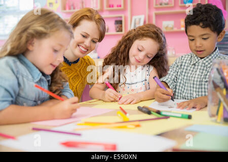 Studenti e docenti disegno in aula Foto Stock