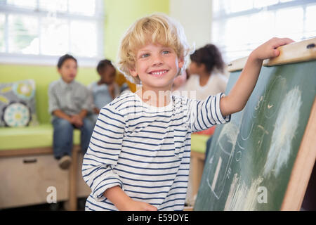 Studente disegno sulla lavagna in aula Foto Stock