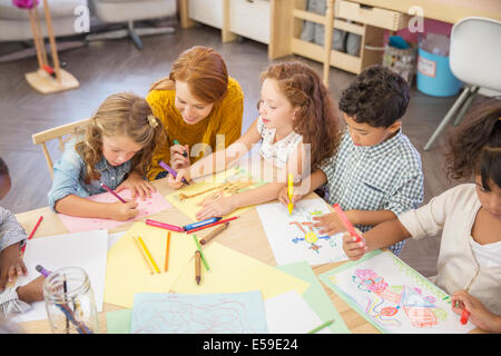 Studenti e docenti disegno in aula Foto Stock