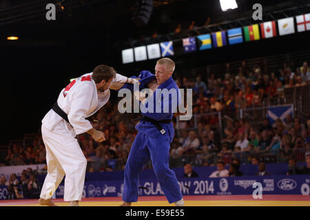 SECC, Glasgow, Scozia, Regno Unito, giovedì, 24 luglio 2014. Men's Judo Under 66 kg Semifinale tra il vincitore Colin Oates of England in White e James Millar of Scotland in Blue ai Glasgow 2014 Commonwealth Games Foto Stock