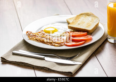 Una sana prima colazione inglese e succo di arancia Foto Stock