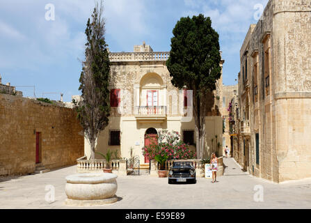 Ex "palazzo" ora una casa privata con parcheggio auto sportive nella città fortificata di Mdina Foto Stock