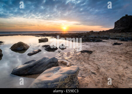 Tramonto a Sandymouth spiaggia vicino a Bude sulla North Cornwall coast Foto Stock