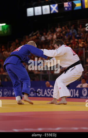 SECC, Glasgow, Scozia, Regno Unito, giovedì, 24 luglio 2014. Men's Judo Under 66 kg Semifinale tra il vincitore Colin Oates of England in White e James Millar of Scotland in Blue ai Glasgow 2014 Commonwealth Games Foto Stock