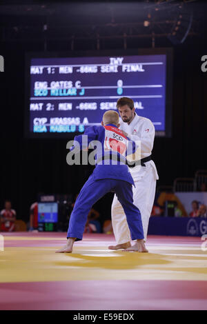 SECC, Glasgow, Scozia, Regno Unito, giovedì, 24 luglio 2014. Men's Judo Under 66 kg Semifinale tra il vincitore Colin Oates of England in White e James Millar of Scotland in Blue ai Glasgow 2014 Commonwealth Games Foto Stock