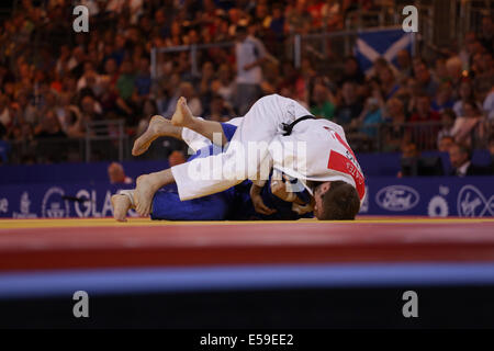 SECC, Glasgow, Scozia, Regno Unito, giovedì, 24 luglio 2014. Men's Judo Under 66 kg Semifinale tra il vincitore Colin Oates of England in White e James Millar of Scotland in Blue ai Glasgow 2014 Commonwealth Games Foto Stock