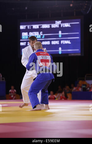 SECC, Glasgow, Scozia, Regno Unito, giovedì, 24 luglio 2014. Men's Judo Under 66 kg Semifinale tra il vincitore Colin Oates of England in White e James Millar of Scotland in Blue ai Glasgow 2014 Commonwealth Games Foto Stock