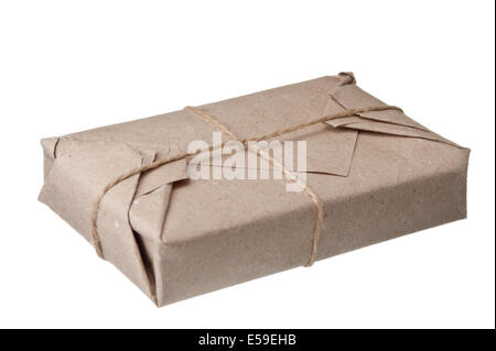 Pacco avvolto con marrone carta kraft isolati su sfondo bianco Foto Stock