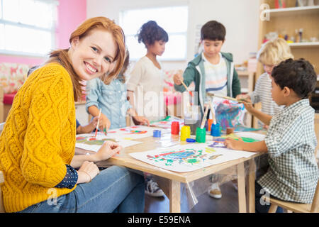 L insegnante e gli studenti pittura in aula Foto Stock