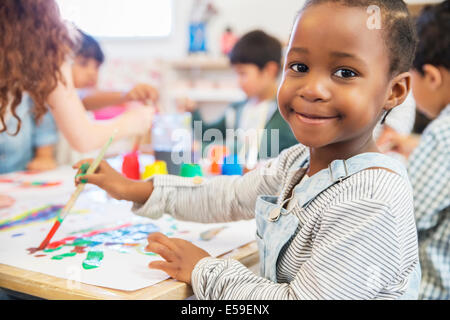 Pittura di studenti in classe Foto Stock