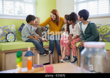 Studenti e docenti di parlare in Aula Foto Stock