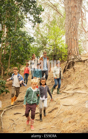 Gli studenti e gli insegnanti a piedi nella foresta Foto Stock