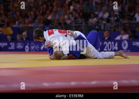 SECC, Glasgow, Scozia, Regno Unito, giovedì, 24 luglio 2014. Men's Judo Under 66 kg Semifinale tra il vincitore Colin Oates of England in White e James Millar of Scotland in Blue ai Glasgow 2014 Commonwealth Games Foto Stock