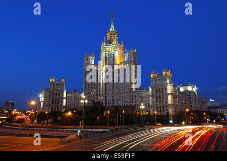 Edificio alto su Kotelnicheskaya embankment a Mosca di notte, Russia. Foto Stock