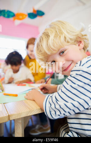 Il disegno dello studente in aula Foto Stock