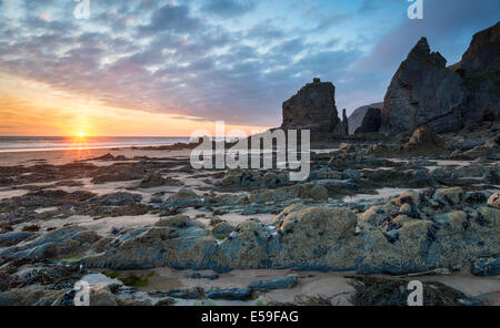Tramonto a Sandymouth spiaggia vicino a Bude sulla North Cornwall coast Foto Stock