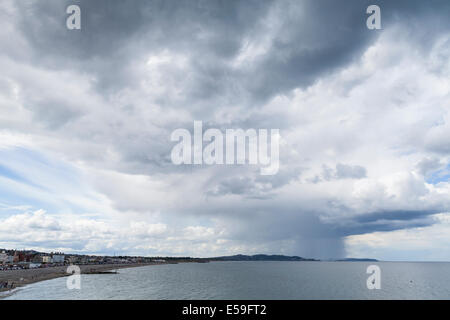 Pioggia nuvole sulla costa orientale dell'Irlanda visto da Bray County Wicklow, Irlanda. Foto Stock