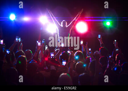 Pubblico di fotografare un musicista sul palco Foto Stock