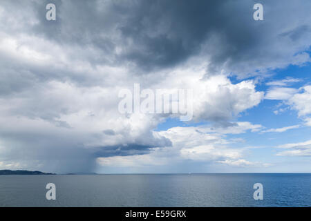 Pioggia nuvole sulla costa orientale dell'Irlanda visto da Bray County Wicklow, Irlanda. Foto Stock