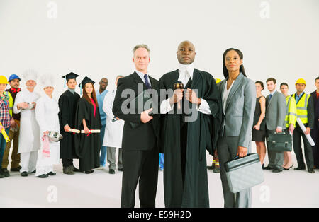 Forza lavoro dietro certi avvocati e giudice Foto Stock