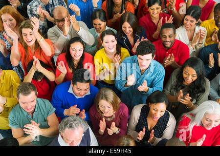 Diverse folla battendo le mani Foto Stock