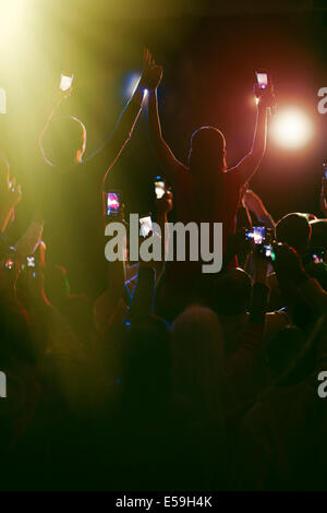 Udienza con i telefoni con fotocamera in concerto Foto Stock