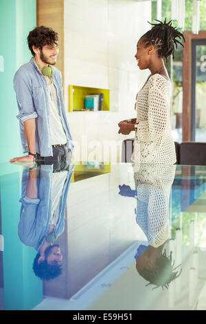 Persone che parlano in ufficio Foto Stock