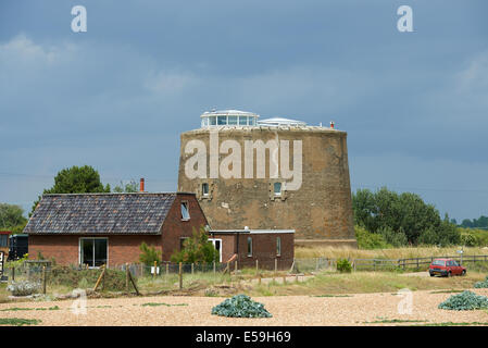 Casa noto come la batteria e Martello Tower, strada di ciottoli, Suffolk, Regno Unito. Foto Stock