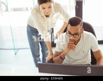 Persone che lavorano insieme in ufficio Foto Stock