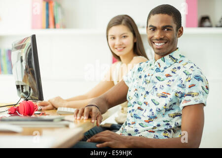 Persone insieme sorridente in ufficio Foto Stock