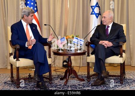 Il Segretario di Stato americano John Kerry incontra il presidente israeliano Shimon Peres a casa sua per discutere di un possibile cessate il fuoco tra Israele e Hamas nella Striscia di Gaza il 23 luglio 2014 a Gerusalemme, Israele. Foto Stock