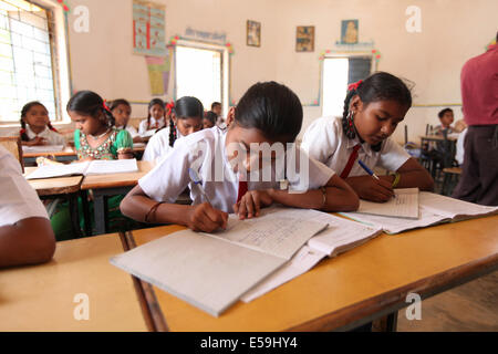 Bambini tribali di studiare in una classe, tribale Ashram scuola primaria, Barula villaggio quartiere Gariyaband, Chattisgadh, India Foto Stock