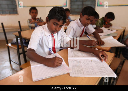 Bambini tribali di studiare in una classe, tribale Ashram scuola primaria, Barula villaggio quartiere Gariyaband, Chattisgadh, India Foto Stock