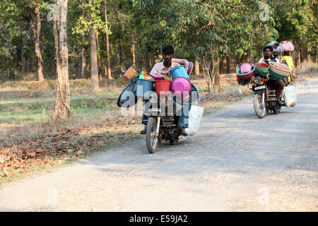 Un uomo che effettuano il trasporto di merci con un ciclo del motore, Kodopali Village, Chattisgadh, India Foto Stock