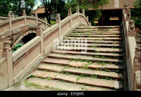 Deyang, Cina: due dei tre ponti panoramica sulla laguna presso il Tempio Confuciana che conduce al 1849 Gate Ji Foto Stock