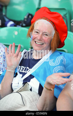 Glasgow, Scotland, Regno Unito. 23 Luglio, 2014. Vestiti in maniera colorata gli spettatori in occasione della cerimonia di apertura dei XX Giochi del Commonwealth. Credito: Michael Preston/Alamy Live News Foto Stock