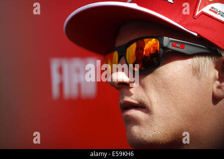 Budapest, Ungheria. Il 24 luglio, 2014. KIMI RAIKKONEN della Finlandia e la Scuderia Ferrari è visto nel paddock durante i preparativi della Formula 1 Gran Premio di Ungheria 2014 sul circuito di Hungaroring a Budapest, Regno Unito. Credito: James Gasperotti/ZUMA filo/Alamy Live News Foto Stock