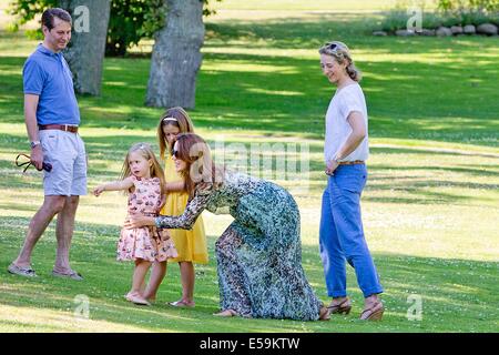 Jefferson conte von Pfeil und Klein-Ellguth, Principessa Josephine, Principessa Isabella, la Principessa Maria e Alexandra, Principessa di Sayn-Wittgenstein-Berleburg arriva per una sessione di foto per la stampa a Grasten Palace, Danimarca, 24 luglio 2014. Foto: Patrick van Katwijk PAESI BASSI E LA FRANCIA - nessun filo SERVICE - Foto Stock