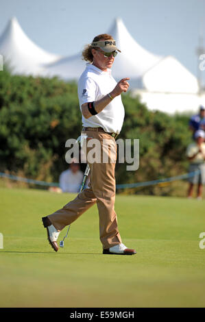 Porthcawl, Wales, Regno Unito. Il 24 luglio, 2014. Miguel Angel Jimenez la Spagna celebra il suo putt sul tredicesimo durante il giorno uno dei Senior Open Golf Tournament al Royal Porthcawl Golf Club in Galles del Sud di questo pomeriggio. Credito: Phil Rees/Alamy Live News Foto Stock