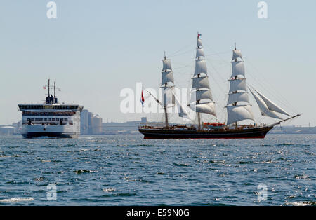 La nave a vela Stad Amsterdam, un Clipper olandese a tre alberi a Kronborg e un traghetto Scandlines nel Sound tra Danimarca e Svezia. Foto Stock