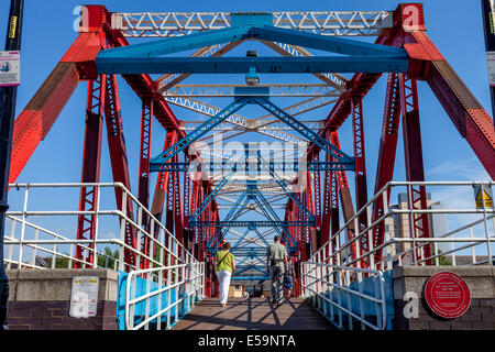 Rosso passerella in ferro, Salford Quays, Manchester, Inghilterra Foto Stock