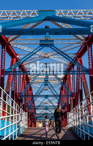 Rosso passerella in ferro, Salford Quays, Manchester, Inghilterra Foto Stock