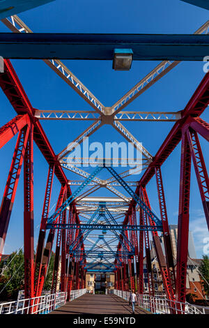 Rosso passerella in ferro, Salford Quays, Manchester, Inghilterra Foto Stock