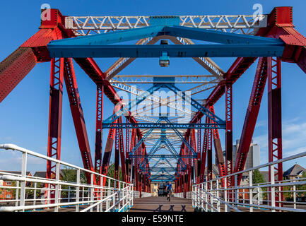 Rosso passerella in ferro, Salford Quays, Manchester, Inghilterra Foto Stock