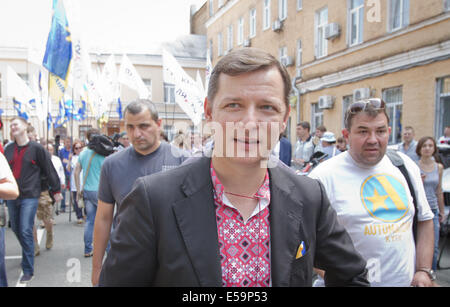 Kiev, Ucraina. Il 24 luglio, 2014. 24 Luglio: il Parlamento stati Oleg Lyashko su un diritto-ala parti attivisti rally nella parte anteriore della contea di Kiev corte amministrativa che comincia a sentire sul divieto del Partito Comunista di Ucraina Credito: Sergii Kharchenko/NurPhoto/ZUMA filo/Alamy Live News Foto Stock