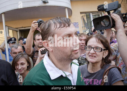 Kiev, Ucraina. Il 24 luglio, 2014. 24 LUGLIO: avvocato civile del Partito Comunista lascia la costruzione della contea di Kiev corte amministrativa che comincia a sentire sul divieto del Partito Comunista di Ucraina Credito: Sergii Kharchenko/NurPhoto/ZUMA filo/Alamy Live News Foto Stock