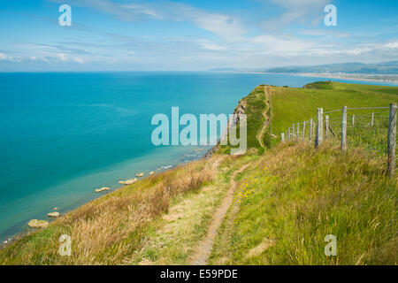 Walkers sul litorale ad ovest il percorso nei pressi di Borth, Ceredigion, Galles. Foto Stock