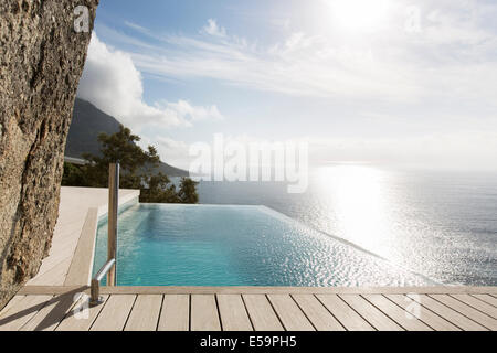 Moderna piscina con vista sull'oceano Foto Stock